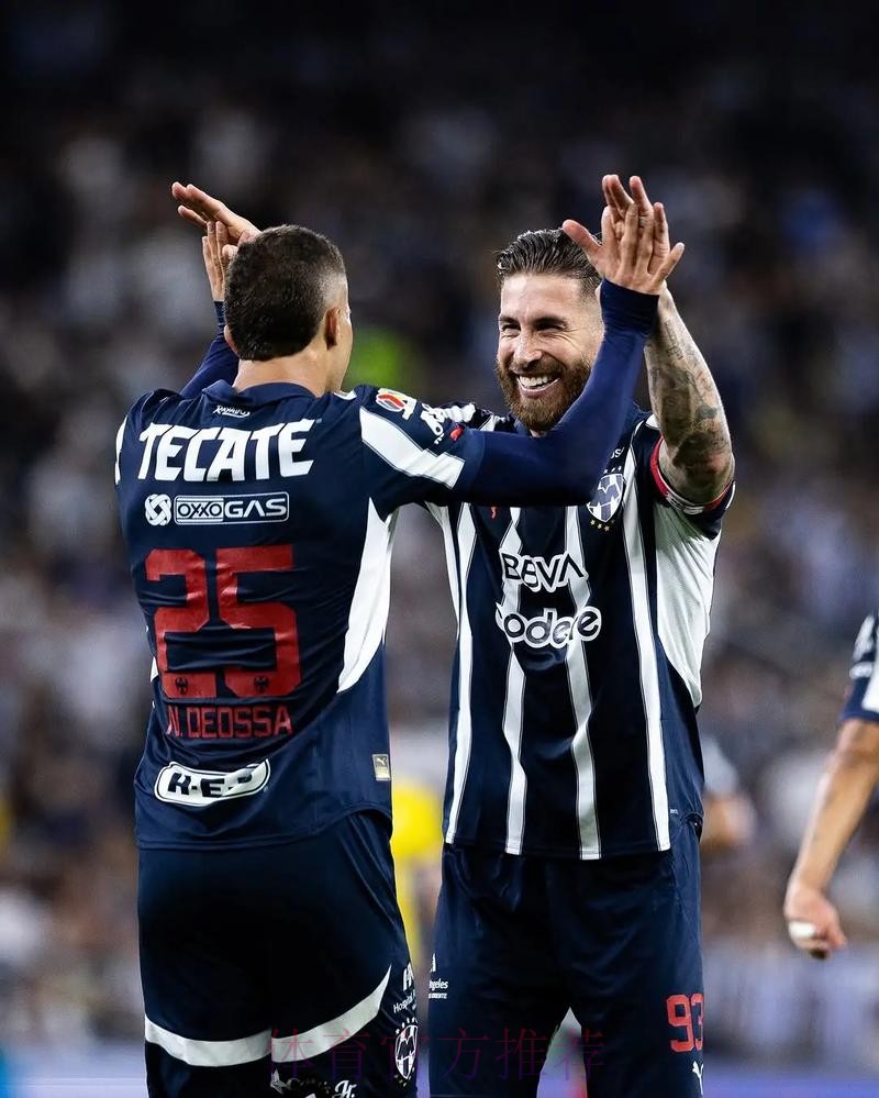 纪念百球里程碑 老弗爷向拉莫斯送上特制球衣 纪念百球里程碑 老弗爷向拉莫斯送上特制球衣